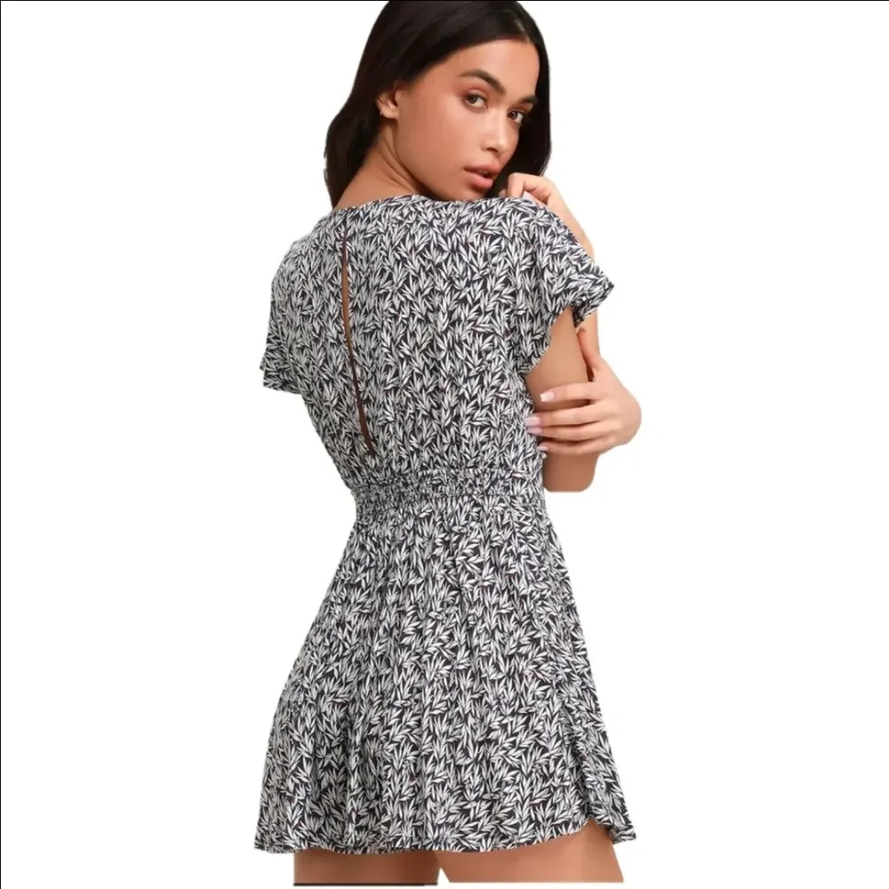 Lulus Dondi Romper Shorts Navy Blue White Leaf Print Loose And Flowy Small - Picture 2 of 12